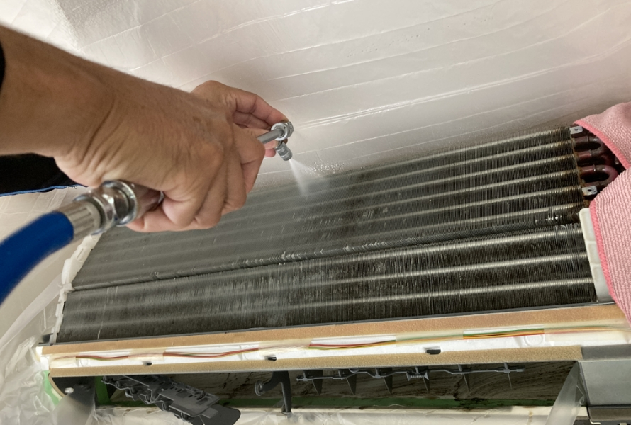 レンジフードクリーニングの作業 高圧洗浄